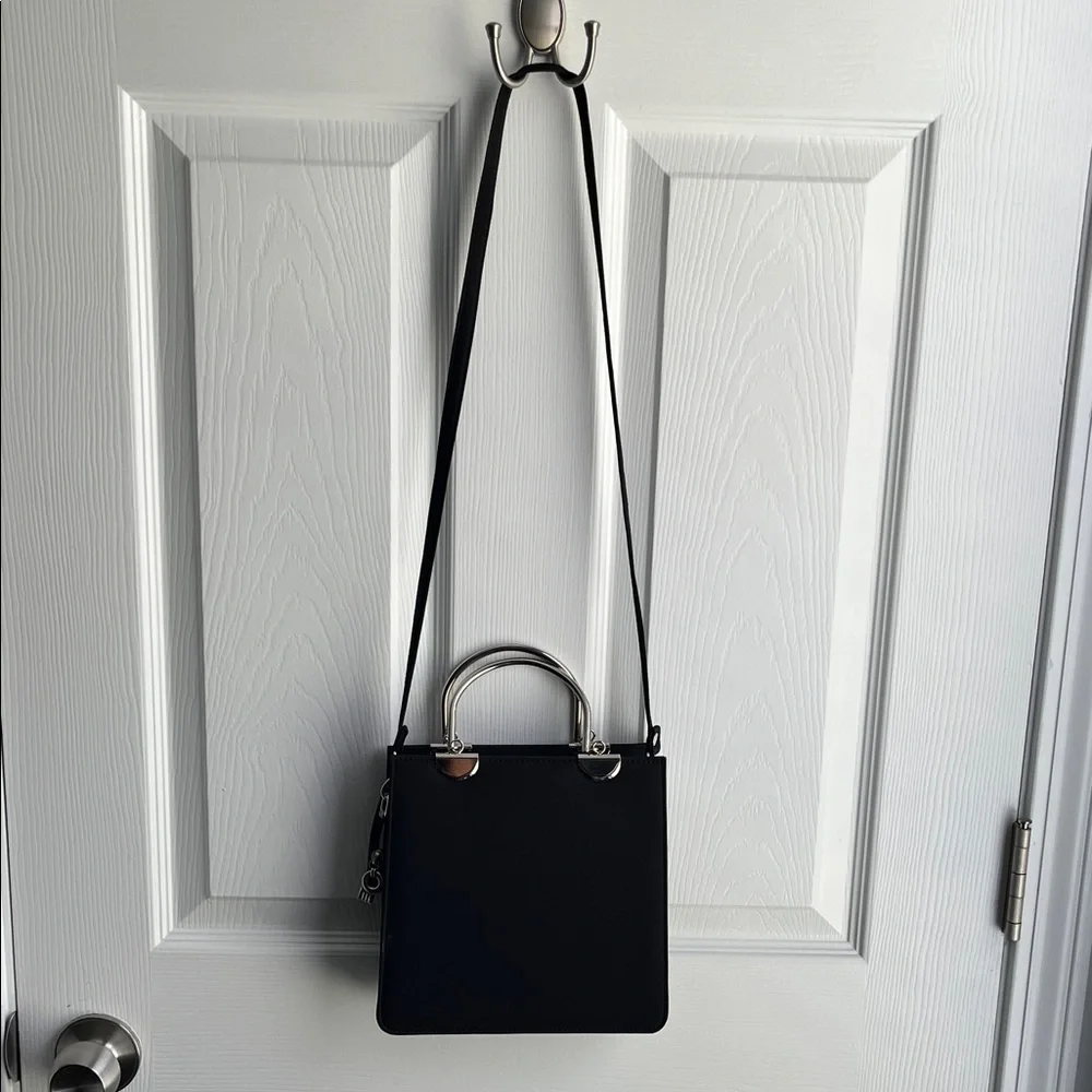 Chic Black Crossbody Bag - Picture 2 of 8